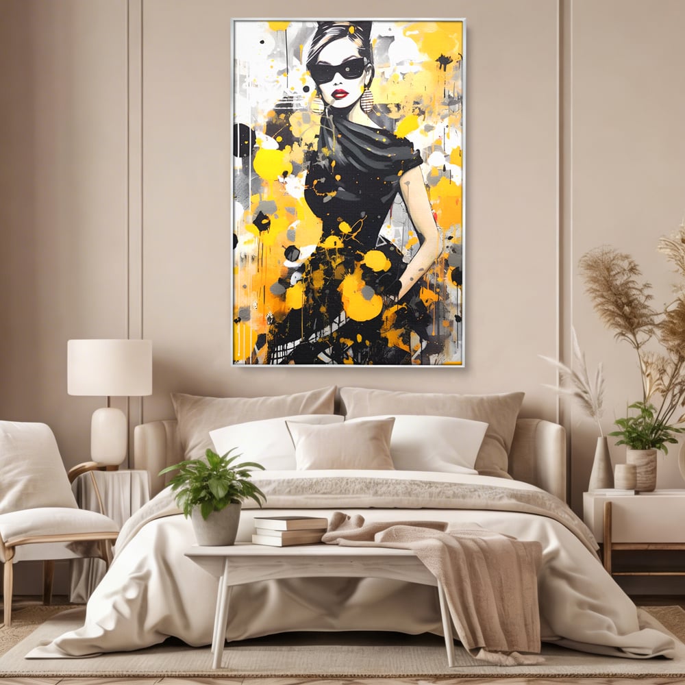Tablou canvas cu tablou canvas portret femeie eleganta ochelari, in rama de aluminiu argintiu, pe perete intr-un dormitor